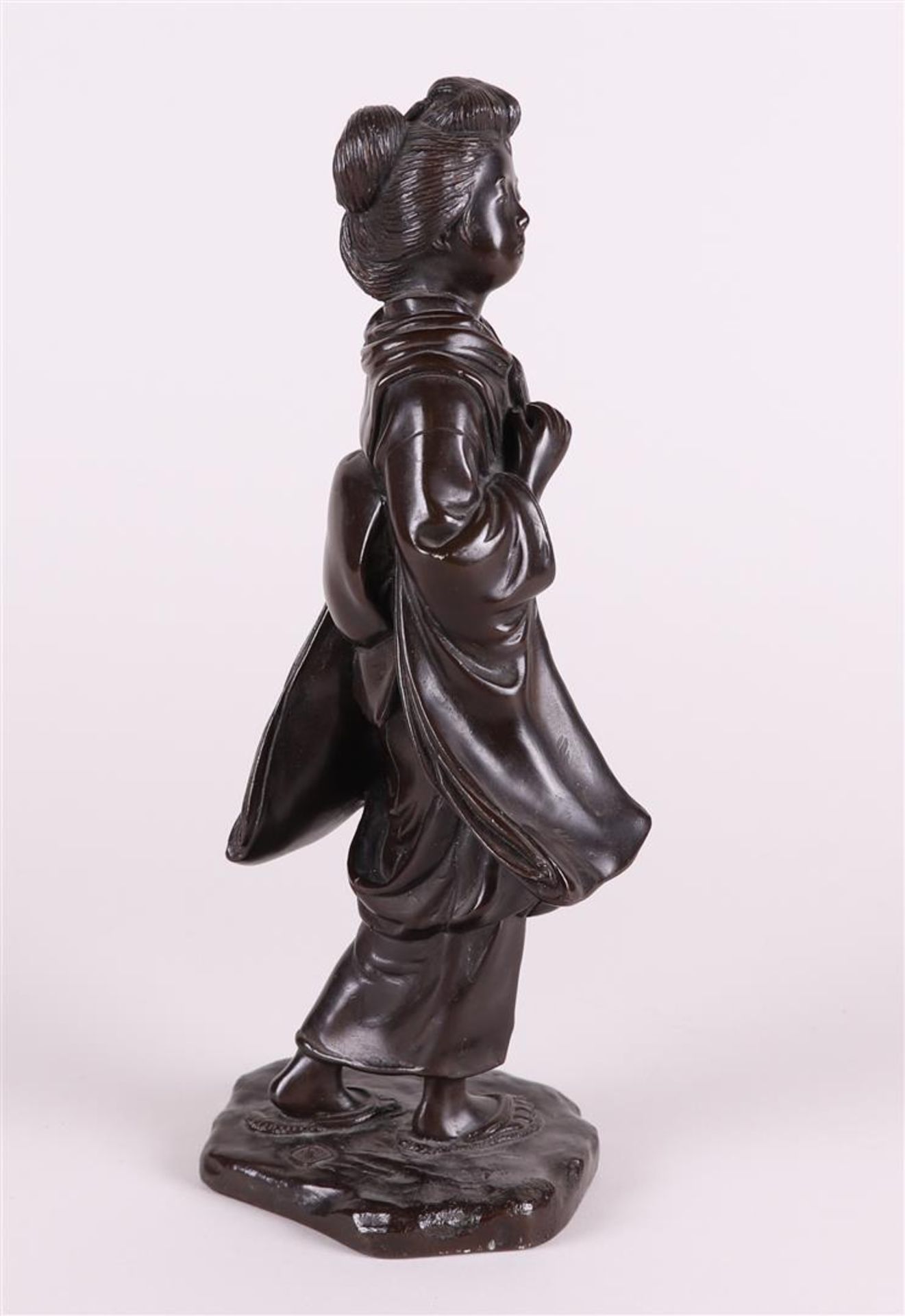 A bronze standing Geisha with gourd in her hand, on a fixed base. Signature on base. Japan, Meiji pe - Image 3 of 4