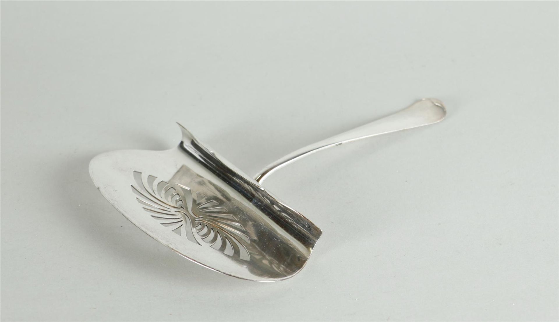 A silver asparagus shovel, Haags Lofje, marked: Gerritsen & van Kempen N.V. Year letter V (= 1930),