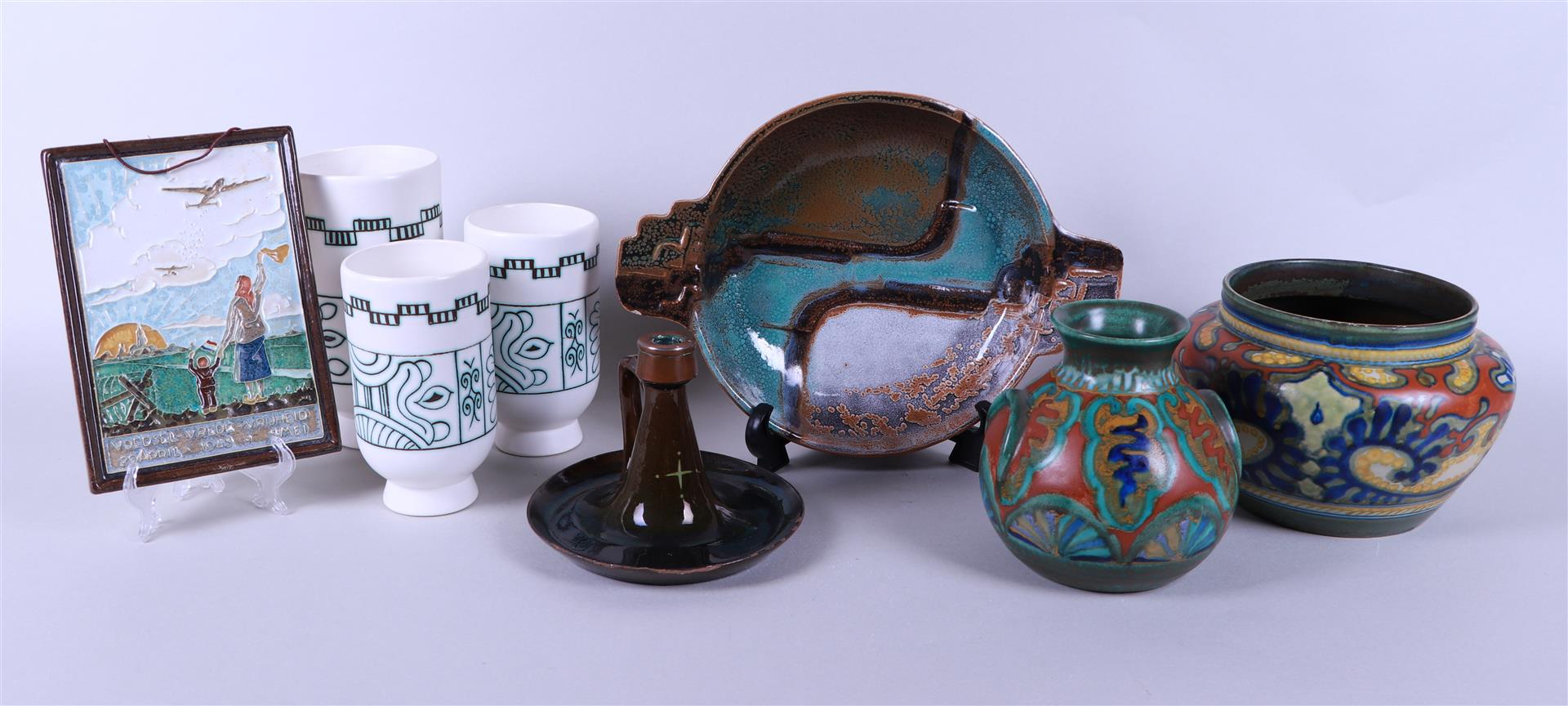 A lot of various pottery including a candlestick from Kat Bergen op Zoom, a bowl designed by Etha Le