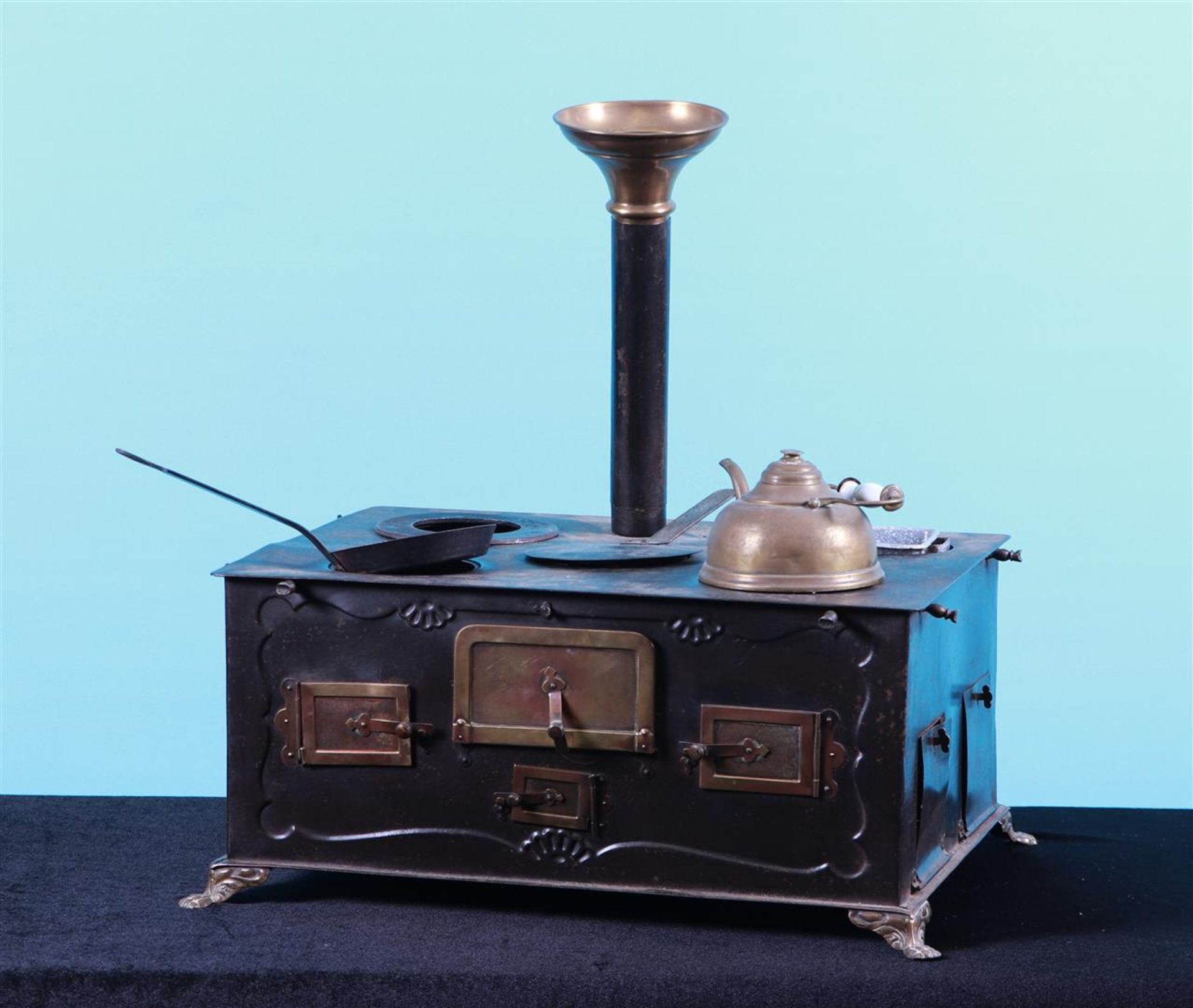 An iron/copper children's stove. Circa 1900.
