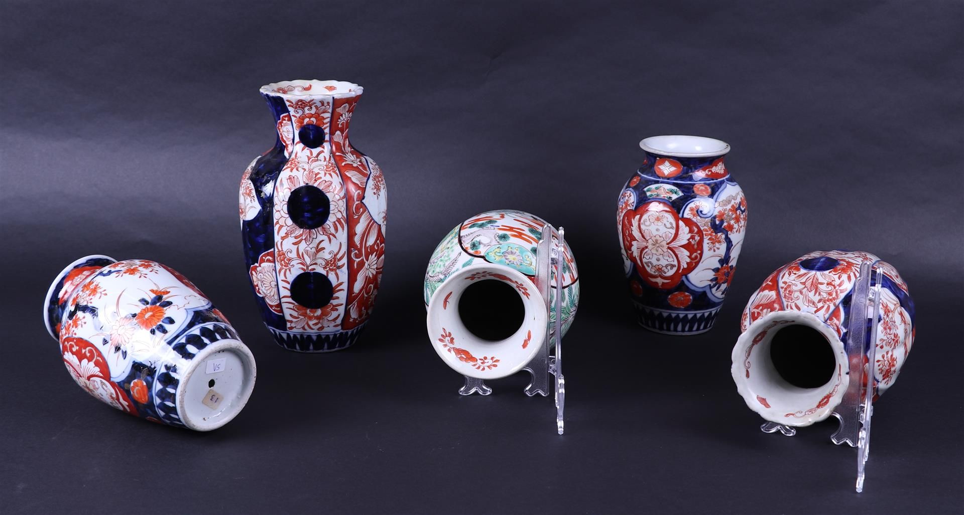 Lot of various Imari vases with floral decor. Japan, 19th century. - Image 2 of 3