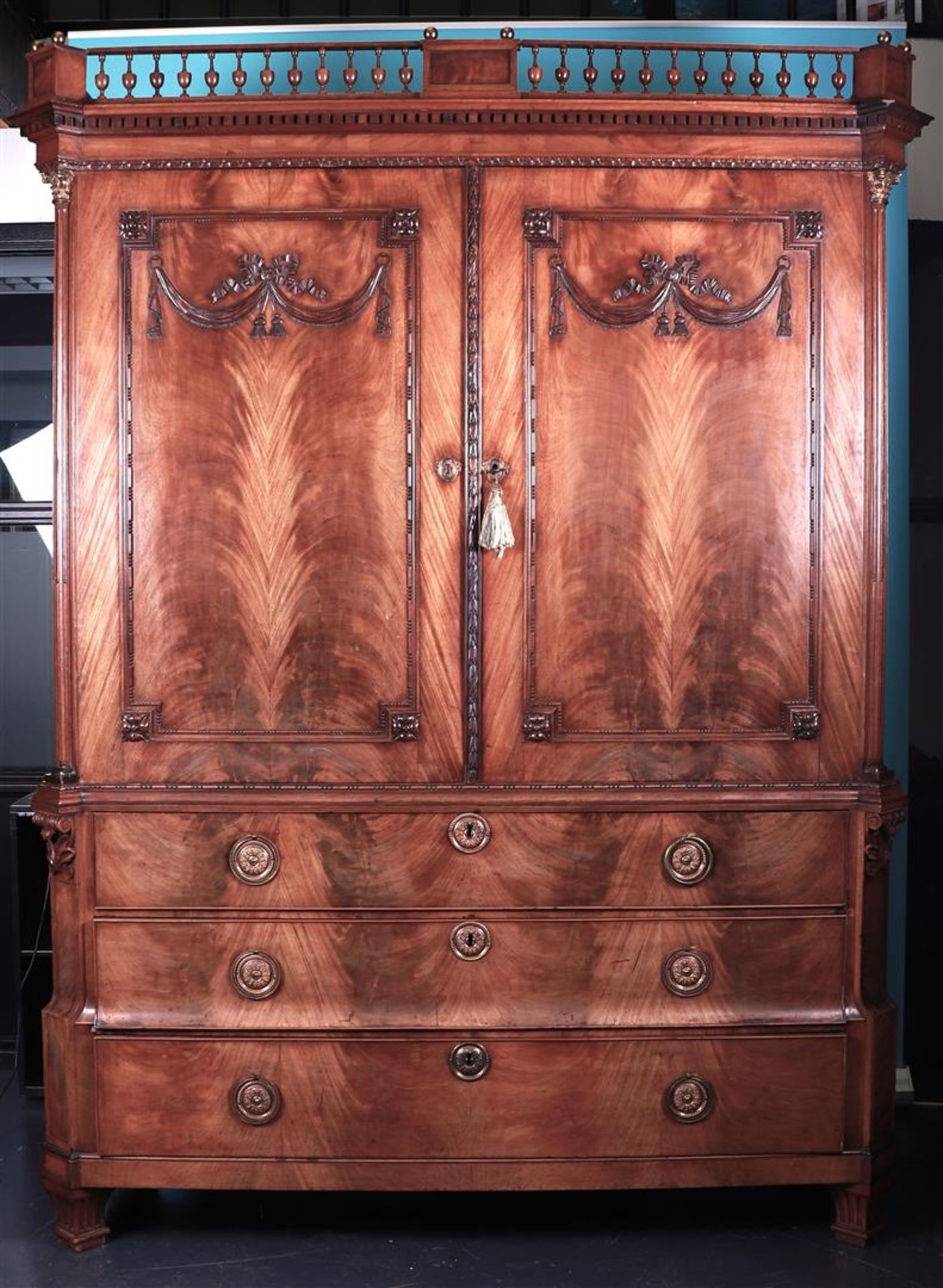 A mahogany trellis cabinet decorated with rosettes,  - Bild 2 aus 2