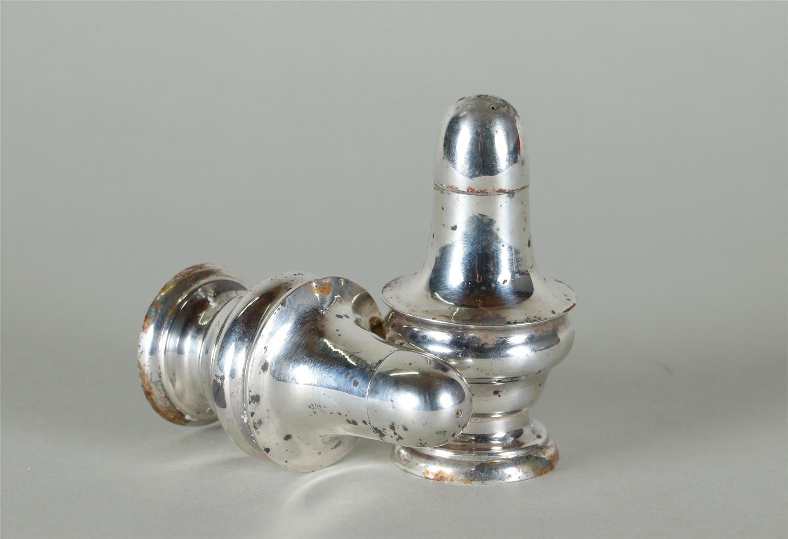 A Sterluing silver salt and pepper shaker - Image 3 of 3