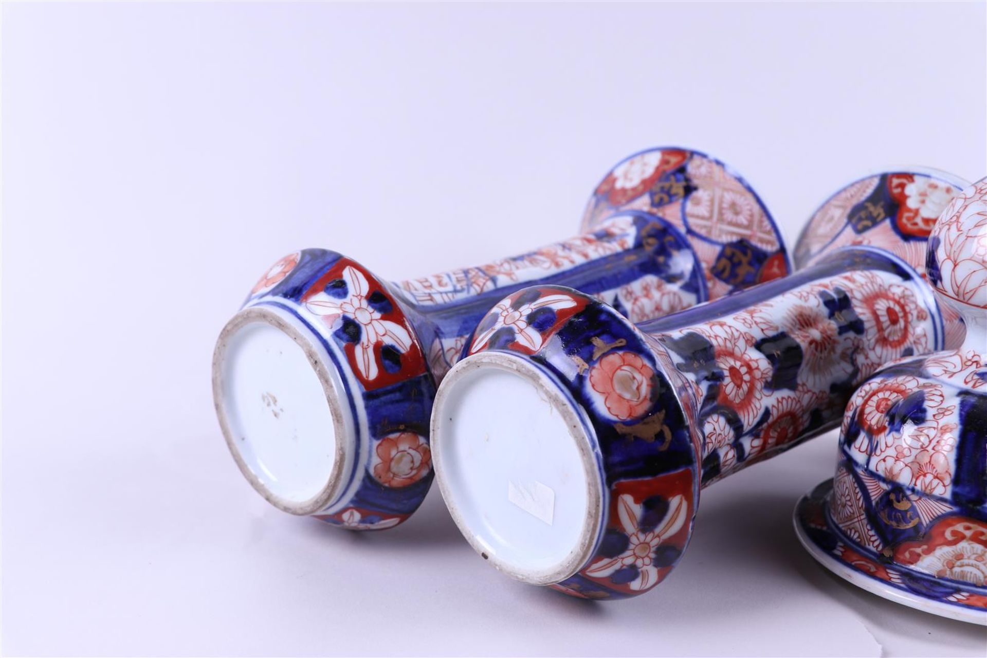 A five-piece Imari cabinet set. Japan, 19th century.
 - Image 5 of 5