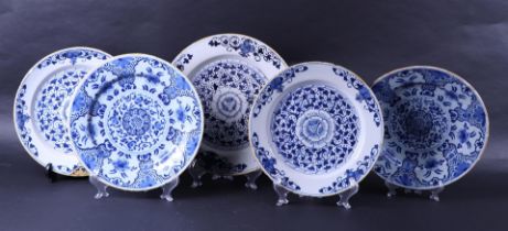 A lot of five large earthenware dishes with floral décor