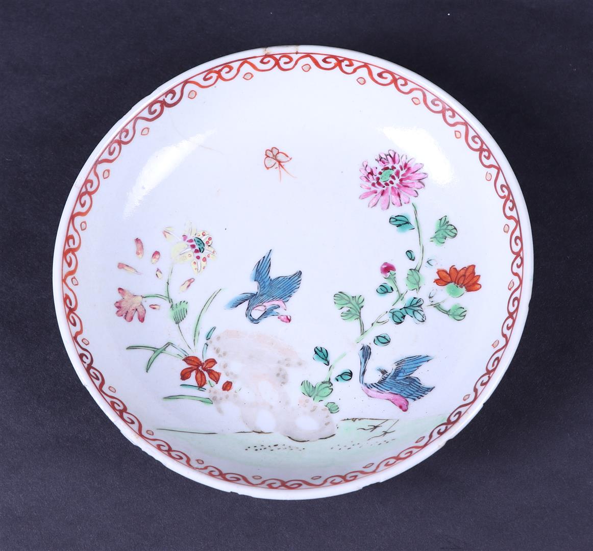 A set of two famille rose dishes with a decor of birds and flowers. China, 18th century.
 - Bild 3 aus 4