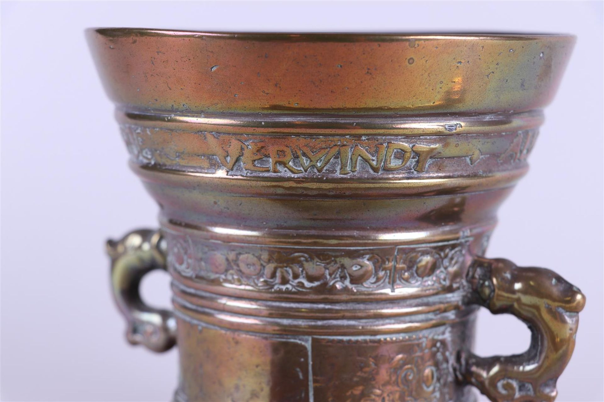 A bronze mortar with inscribed pestle; Love Verwindt alle Dingk A. 1629. with dolphin grips. Dutch p - Image 4 of 4