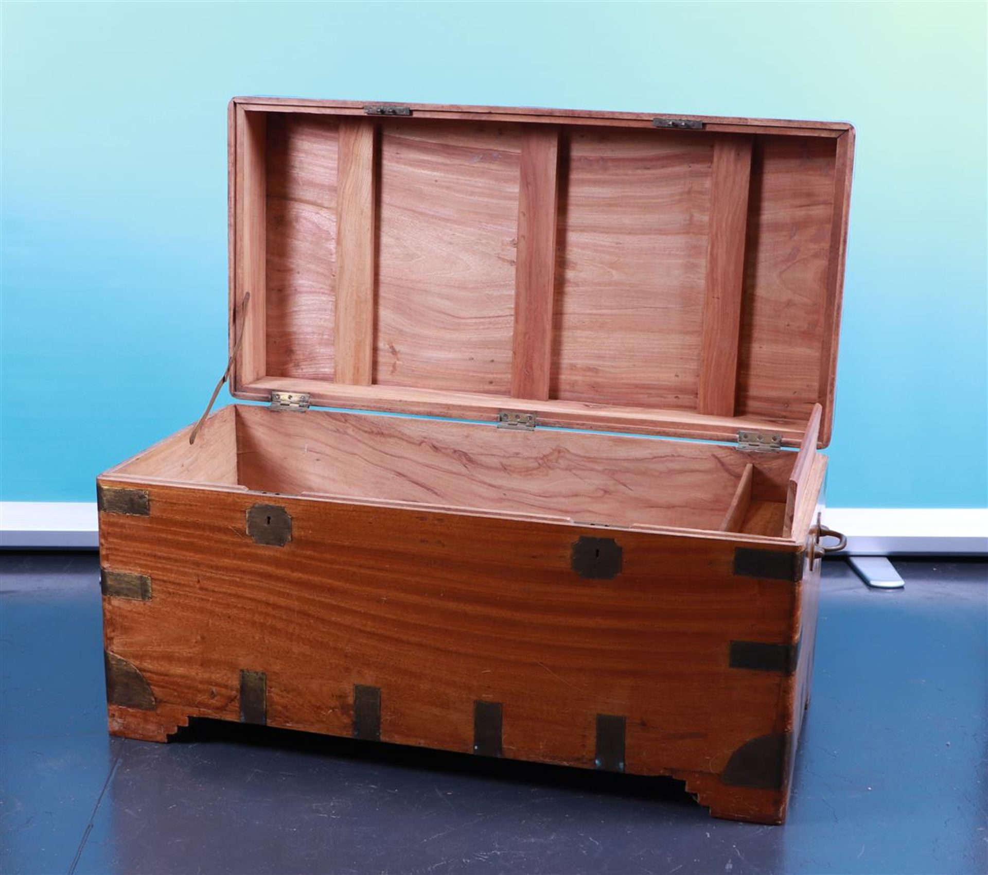 A colonial military camphor chest with recessed copper fittings and candle compartment on the inside - Bild 2 aus 2