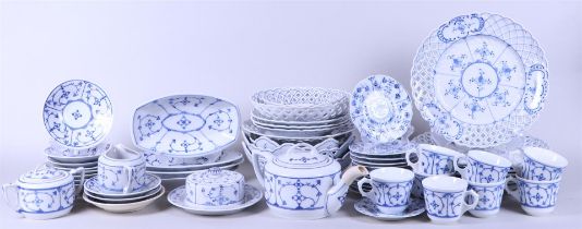 A very large lot of "Zwiebelmüster" porcelain. 