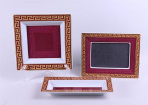 Lot Versace 'Méandre' consisting of a photo frame and two bowls.