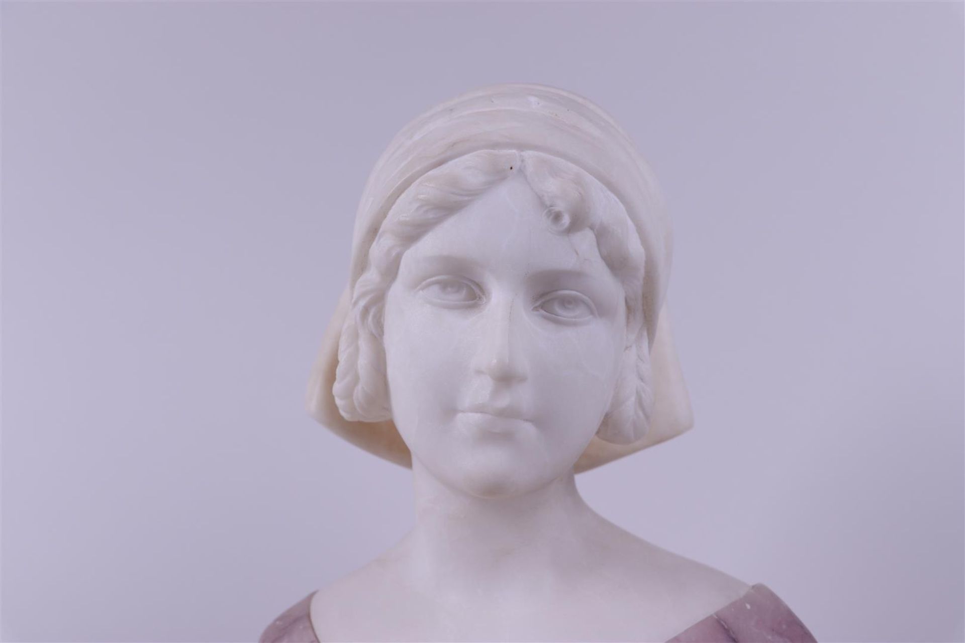 A bust of an Italian beauty made of two types of marble - Image 2 of 4