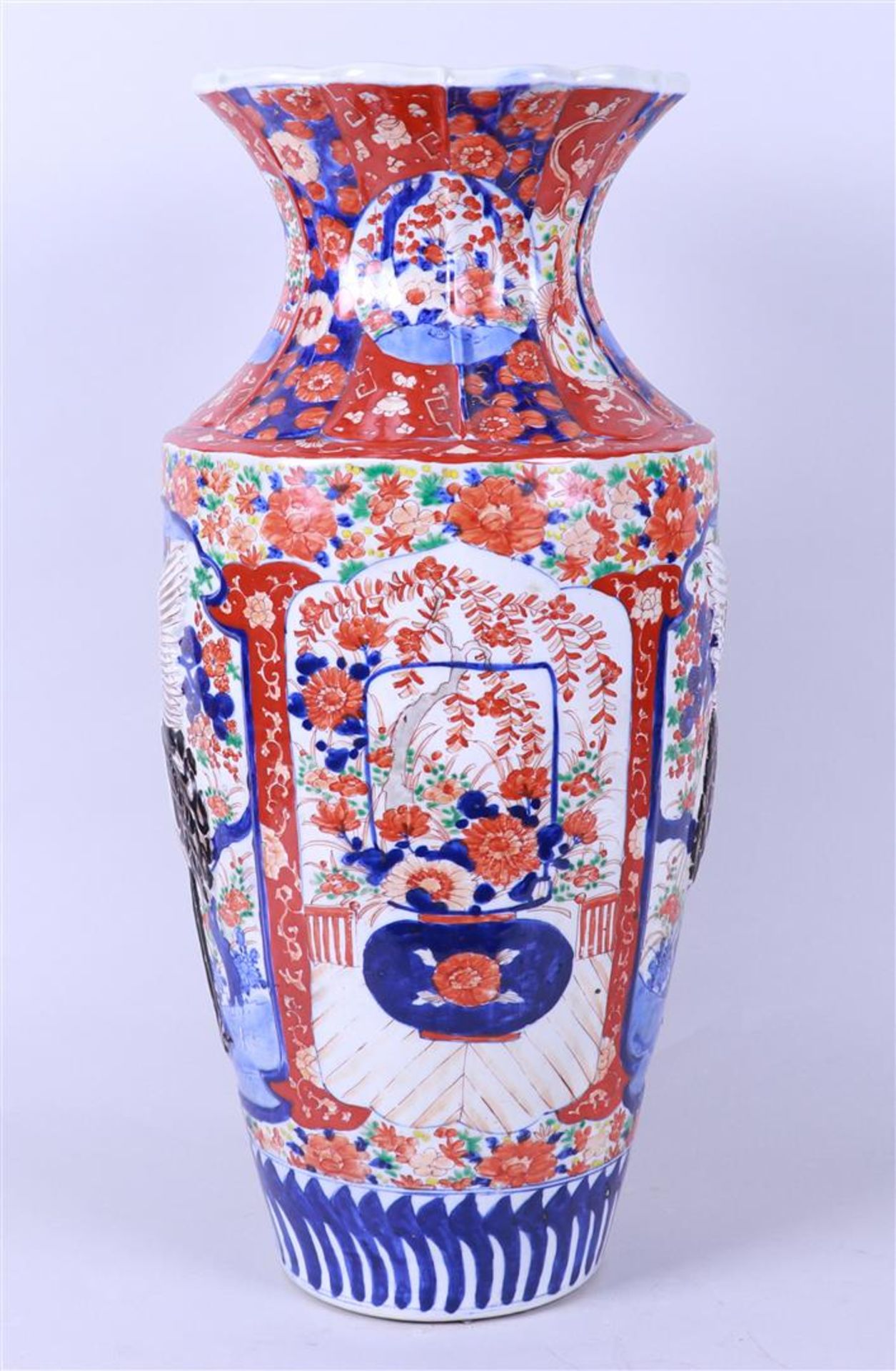 An Imari baluster vase with a raised decor of herons. Japan, 19th century.
 - Image 3 of 6