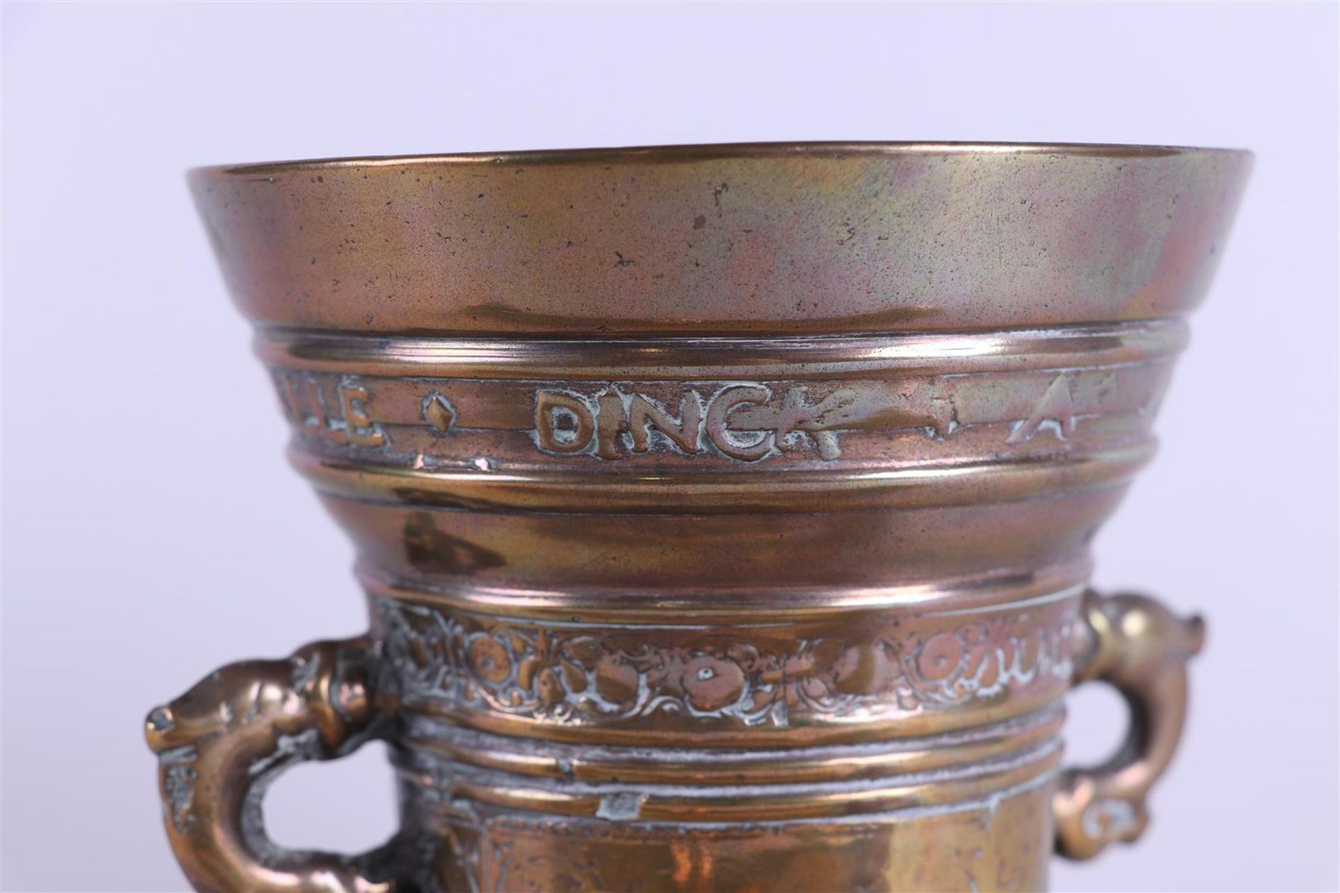 A bronze mortar with inscribed pestle; Love Verwindt alle Dingk A. 1629. with dolphin grips. Dutch p - Image 2 of 4