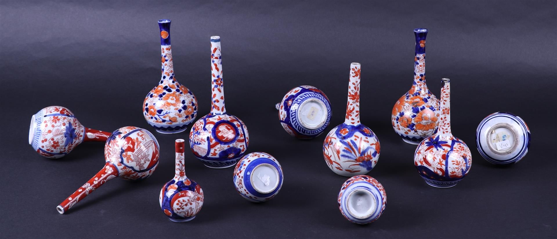 A lot of twelve Imari pipe vases. Japan, 19th century.
 - Image 3 of 6