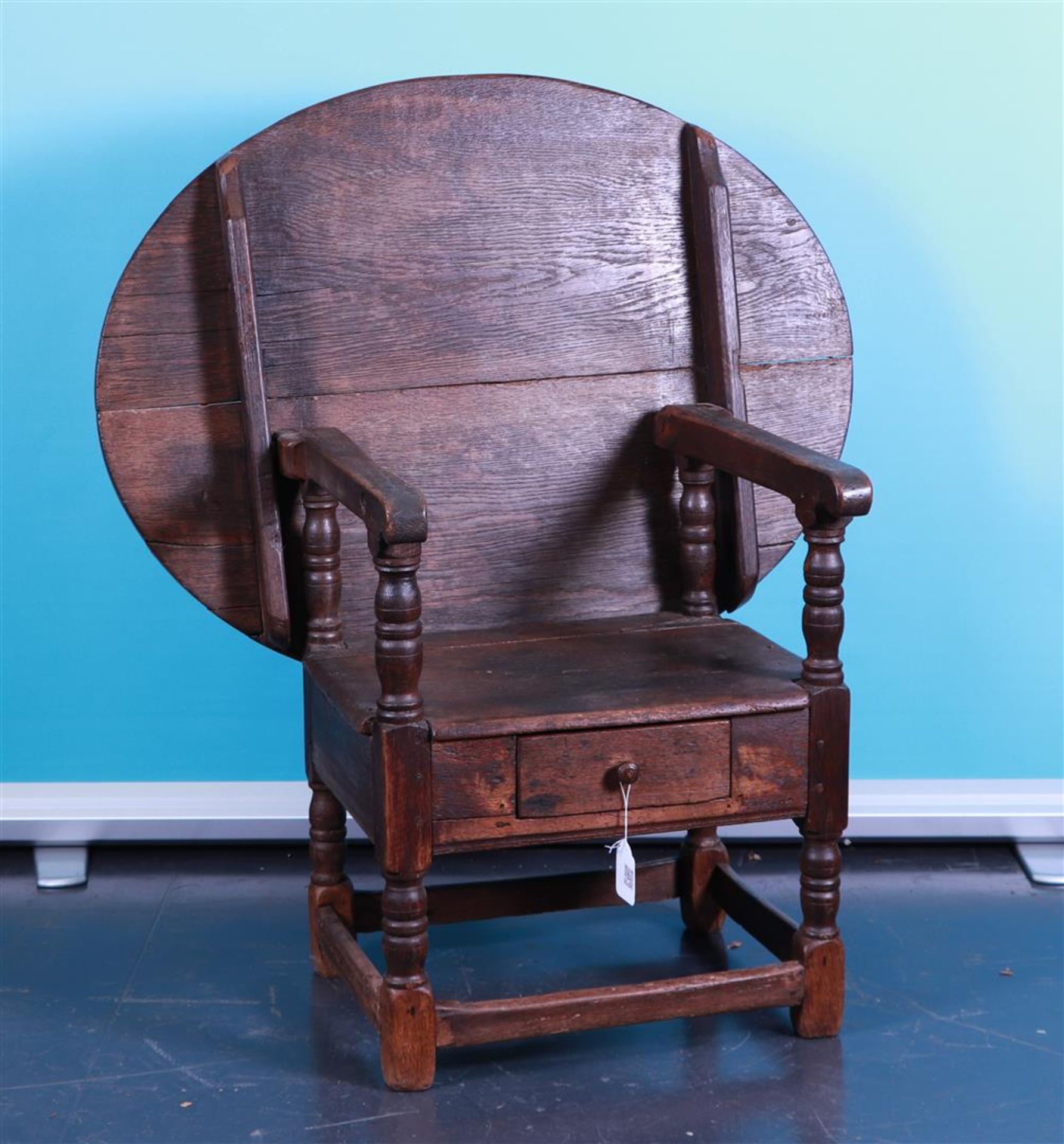 An oak chair/table with drawer under the seat, Holland 18th century.
 - Bild 2 aus 2