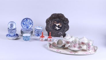 A lot consisting of two Imari sprinklers, a set of transferware with Chinese decor, and a coffee set