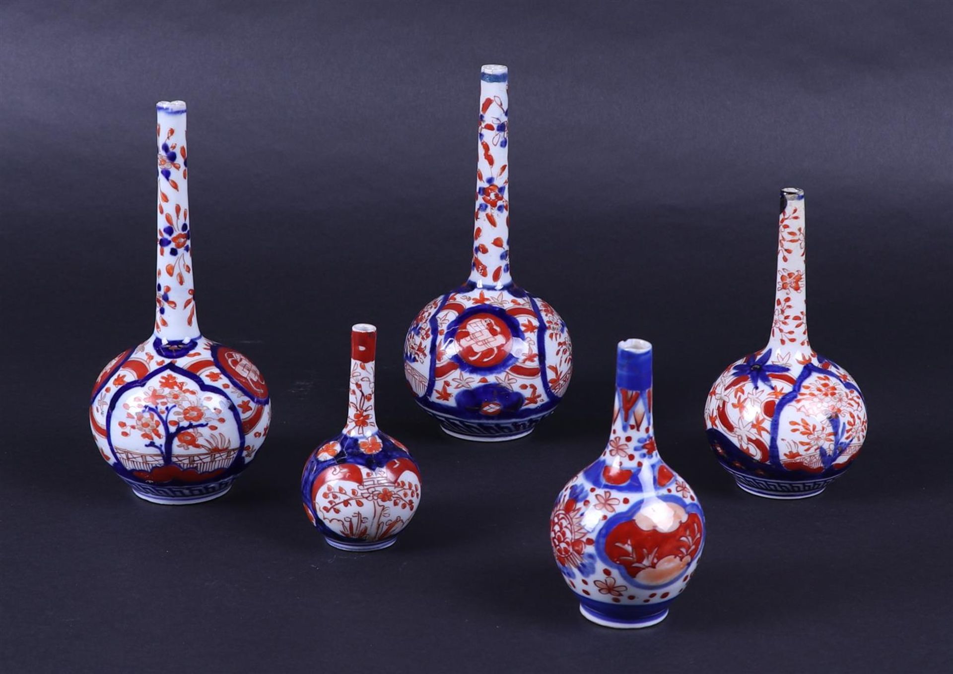 A lot of twelve Imari pipe vases. Japan, 19th century.
 - Image 4 of 6