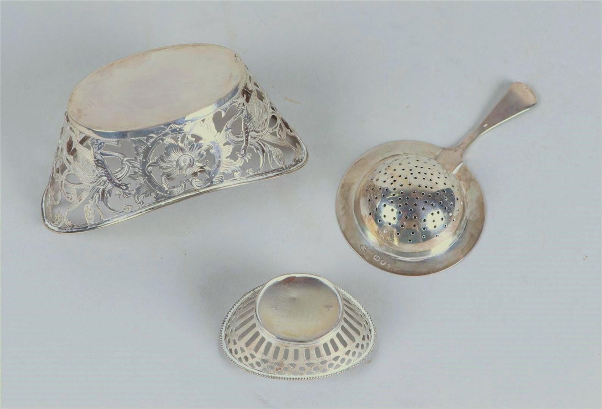 Silver openwork bonbon tray 3rd amount, a dragee tray with pearl rim and a tea strainer  - Image 2 of 5
