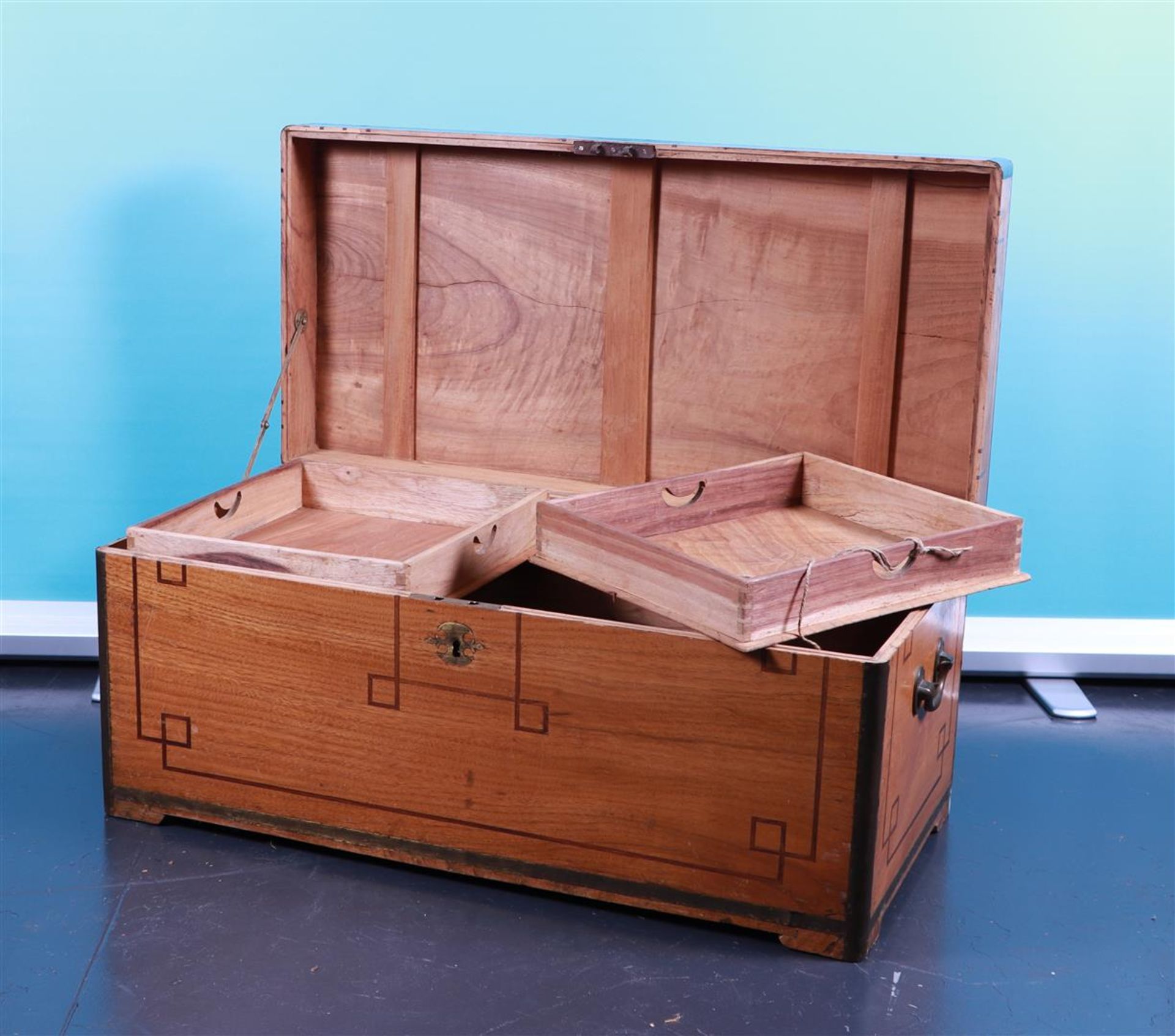 A colonial camphor chest with copper fittings and two inner chests, 19th century.
 - Bild 2 aus 2