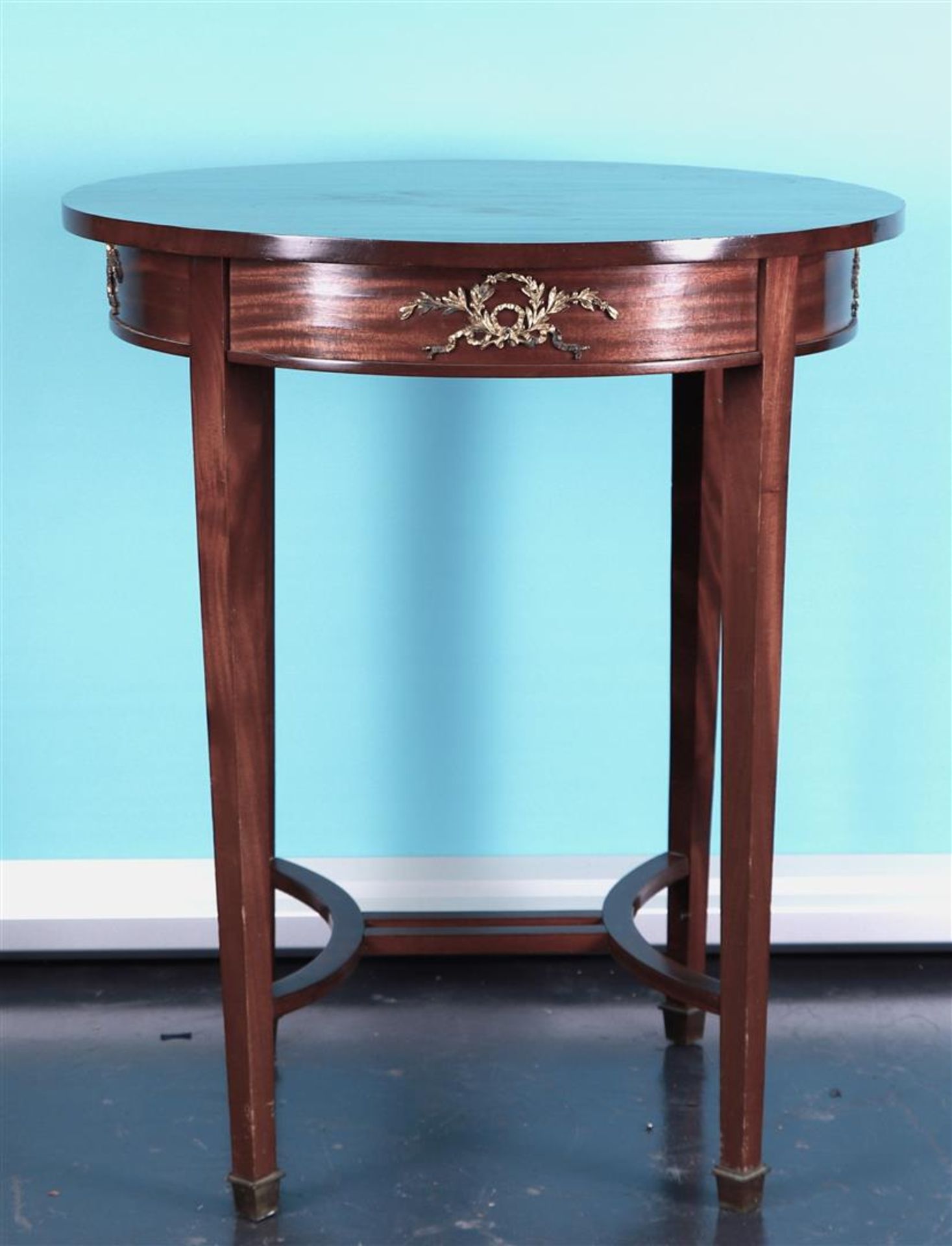 A Napoleon III-style table with brass garlands and legs. Origin: G. van Nijnatten & Son, Den Bosch.
