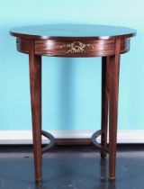 A Napoleon III-style table with brass garlands and legs. Origin: G. van Nijnatten & Son, Den Bosch.
