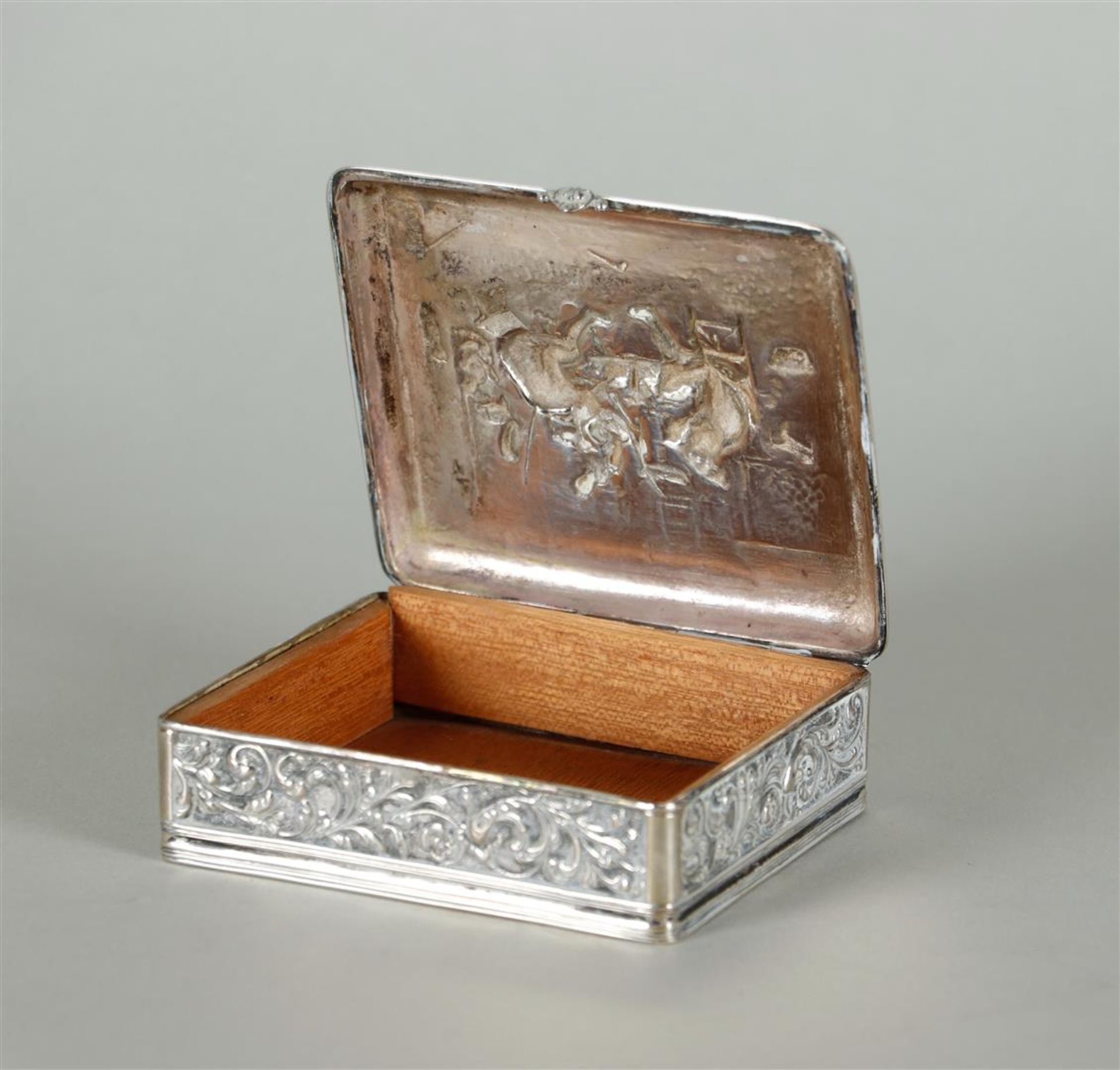 A lot consisting of a silver cigarette case and a silver match holder. Early 20th century - Image 4 of 9