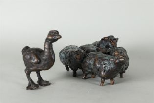 A lot consisting of bronze sheep and a duck.