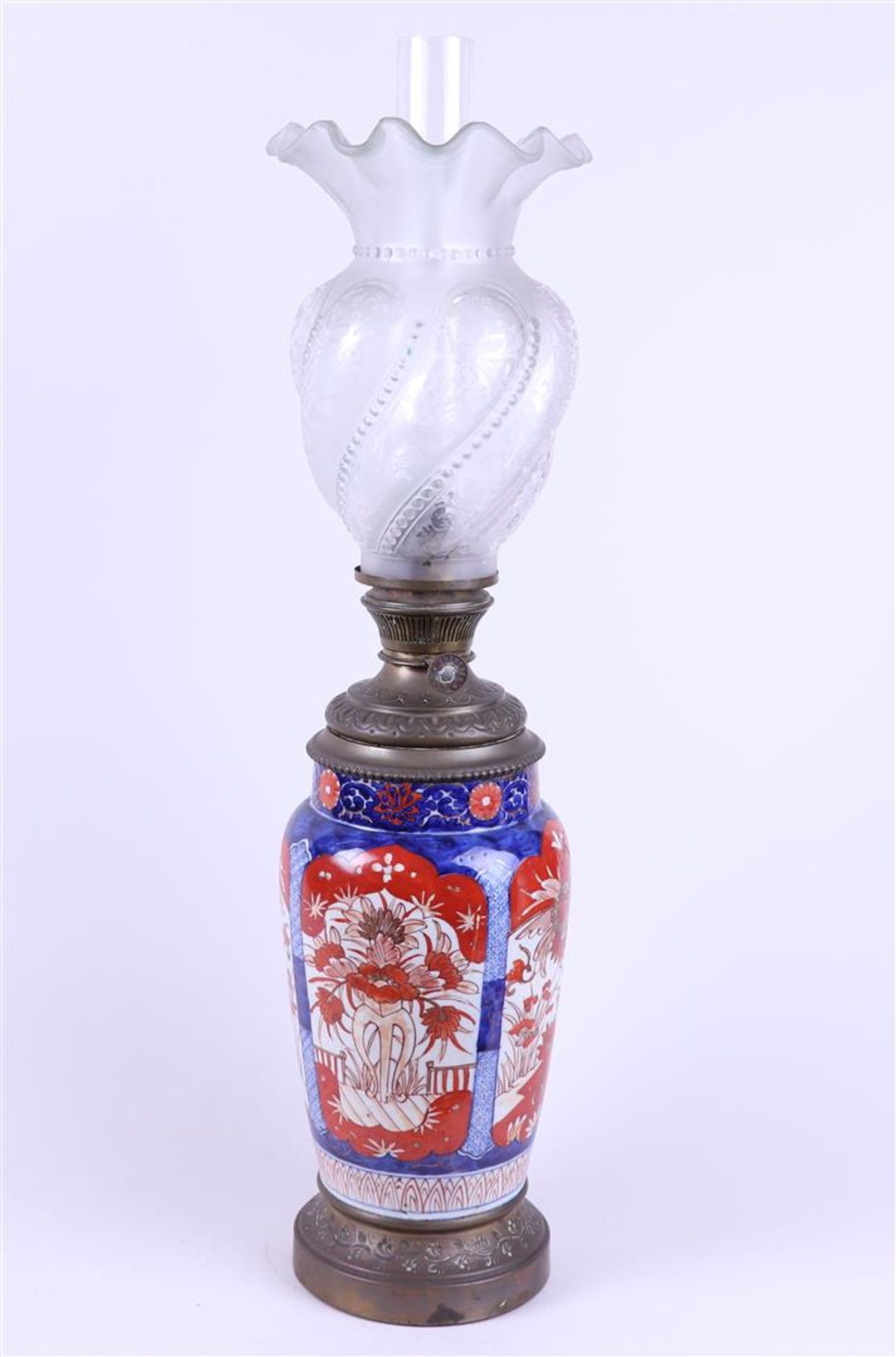 An Imari oil lamp in a copper frame. Japan, 19th century - Image 2 of 4