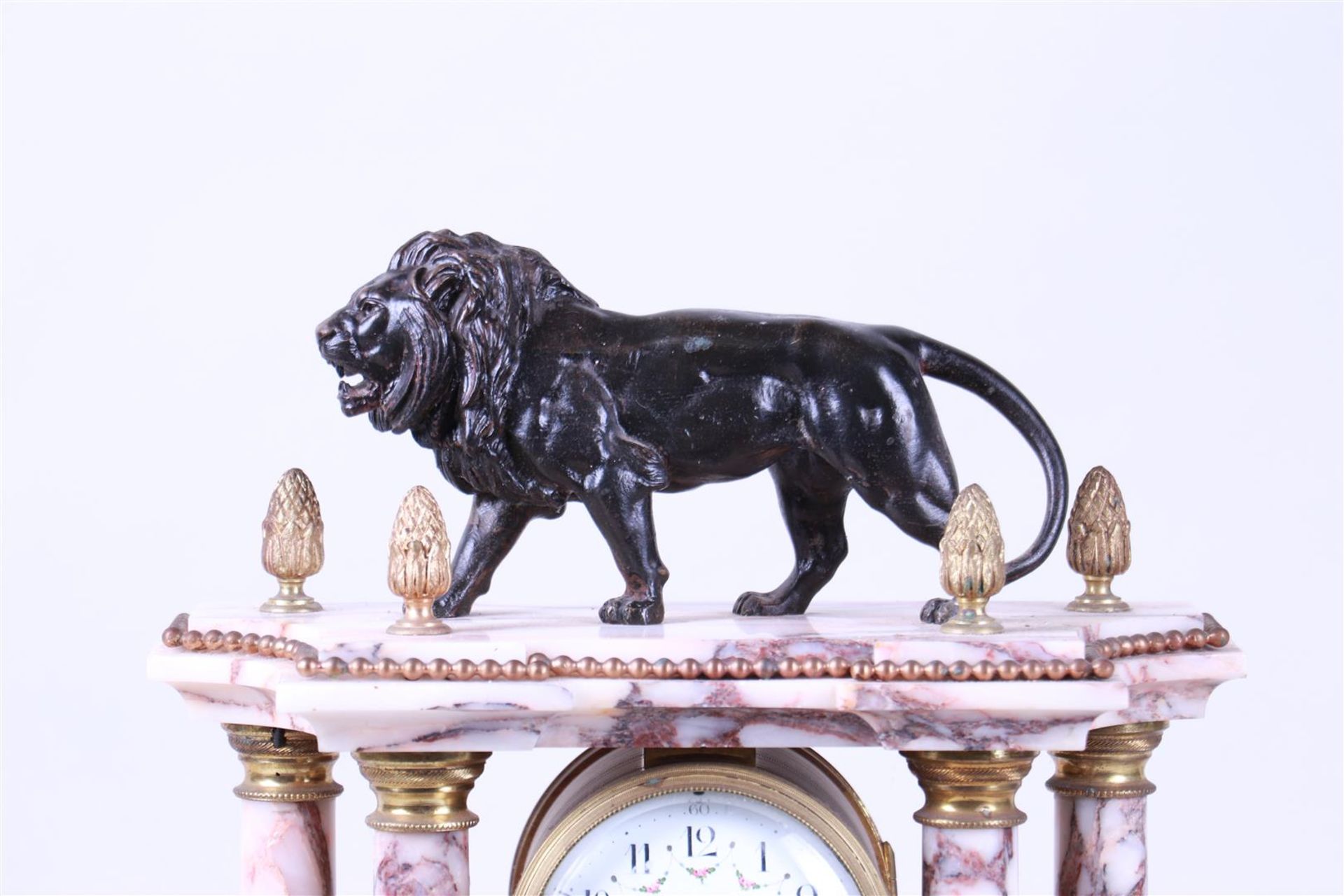 Majestic Lion-Topped Marble Column Clock: A 19th Century Mantel Timepiece - Image 2 of 3