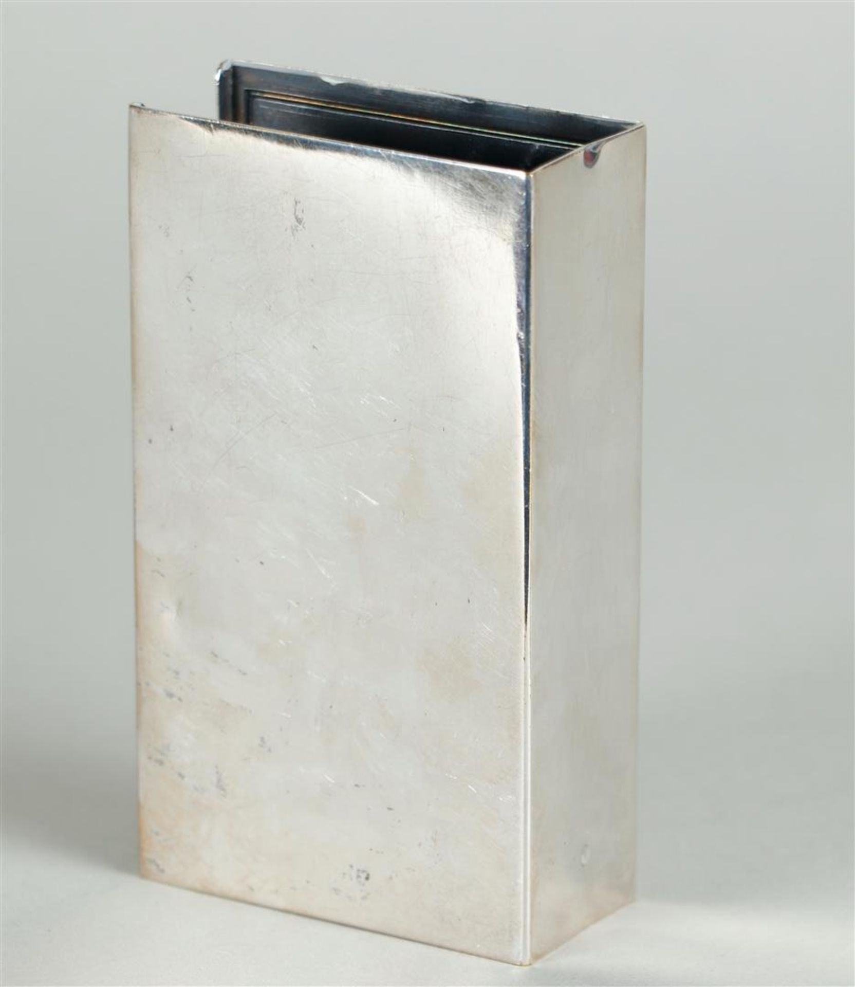 A lot consisting of a silver cigarette case and a silver match holder. Early 20th century - Image 9 of 9