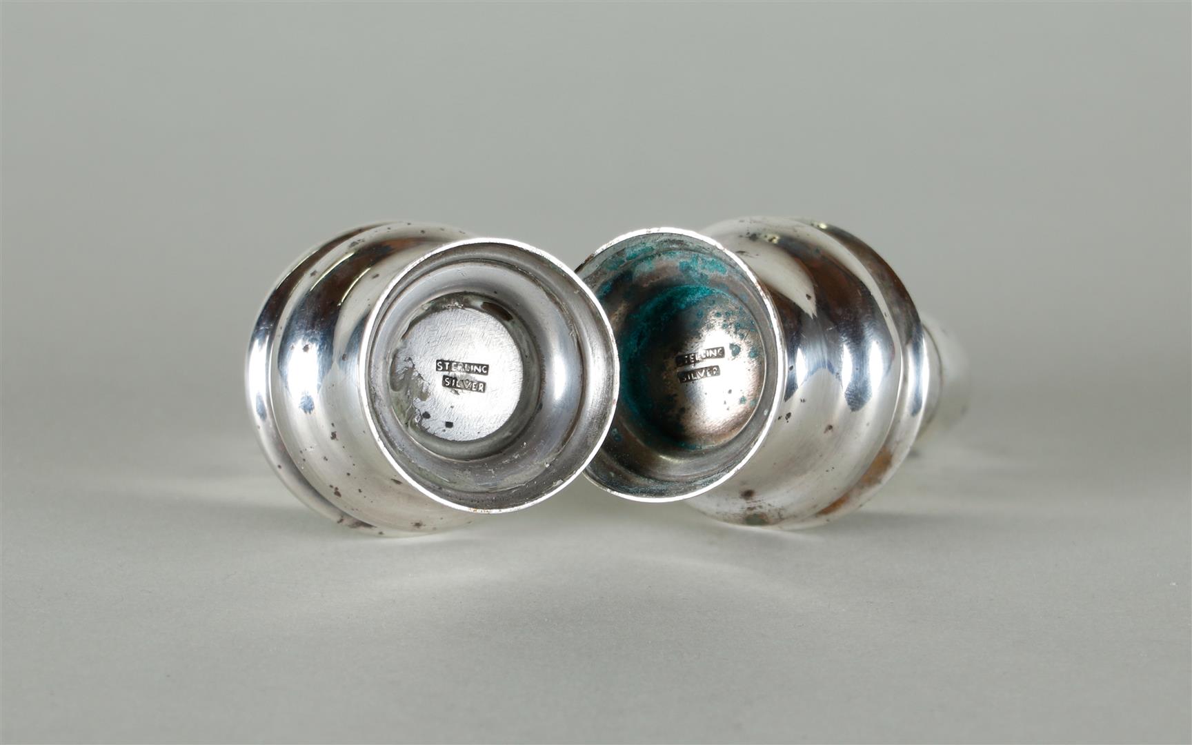 A Sterluing silver salt and pepper shaker - Image 2 of 3