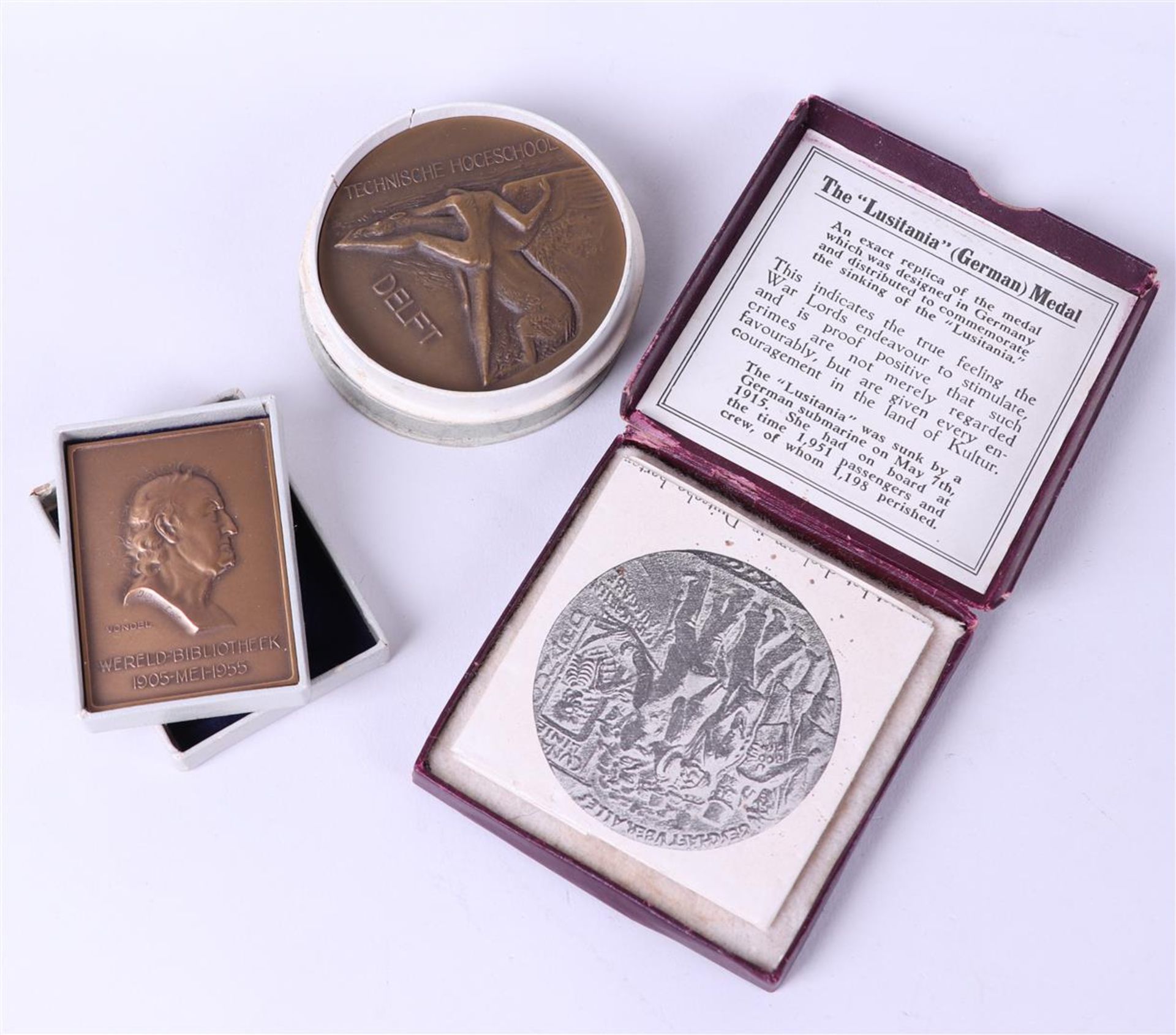 Lot of 4 Medals (Including Sinking of the RMS Lusitania, World Library, and 50 Years of Delft Univer - Image 3 of 5