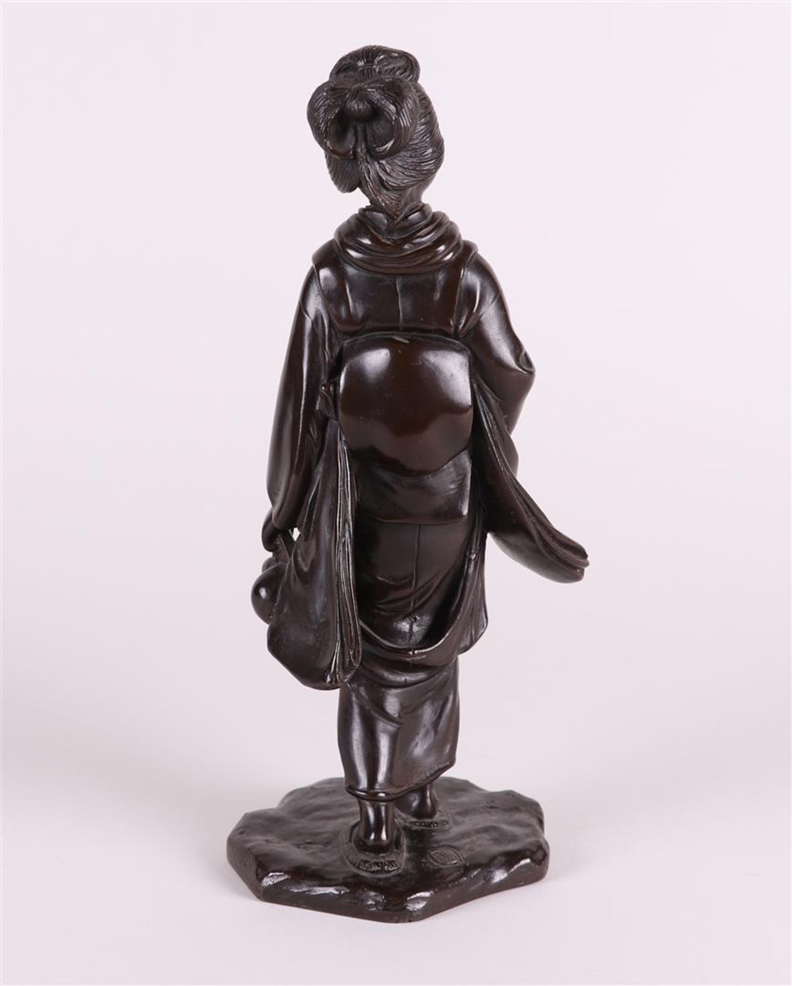 A bronze standing Geisha with gourd in her hand, on a fixed base. Signature on base. Japan, Meiji pe - Image 4 of 4