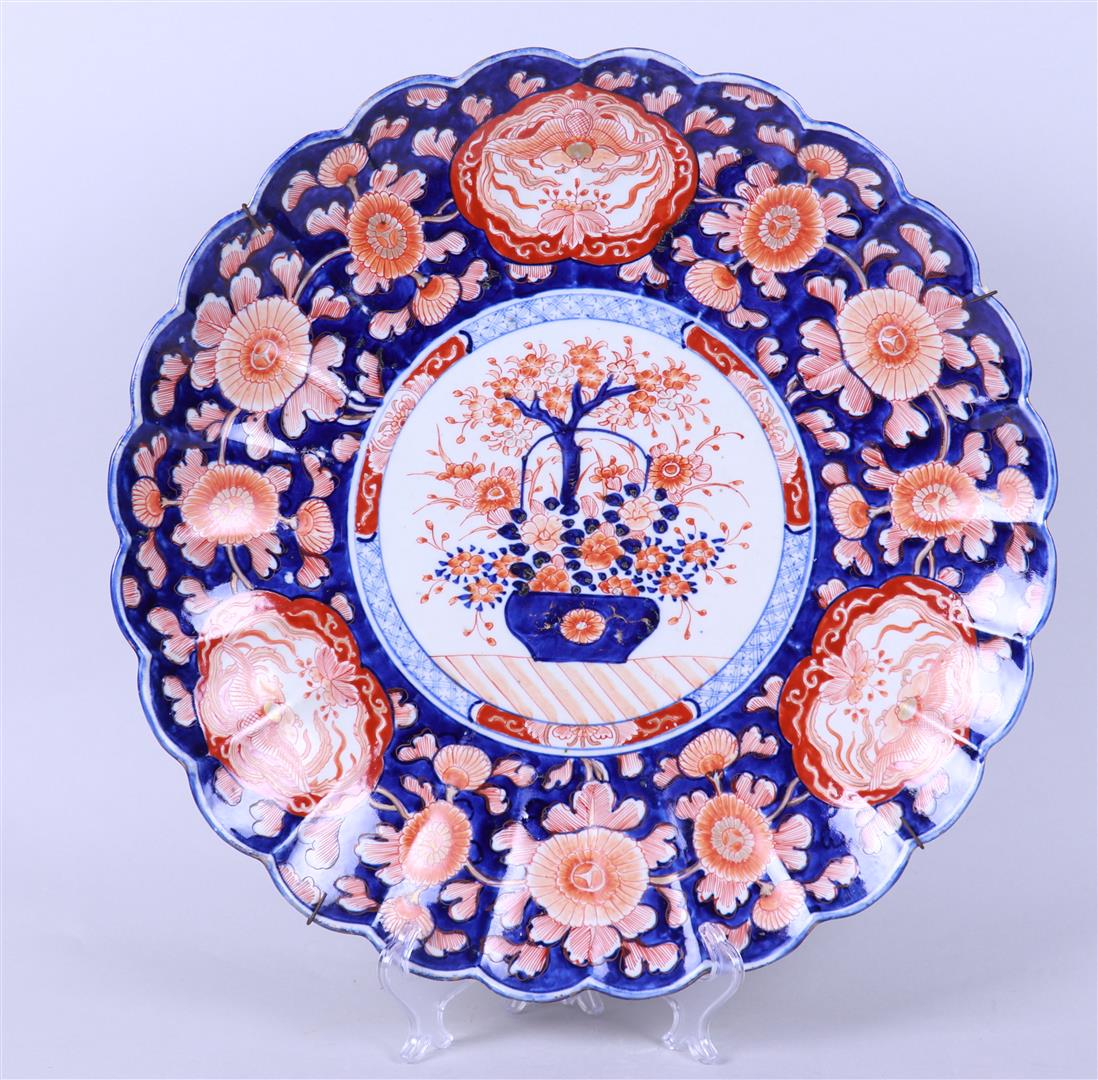 A large lobed Imari wall dish with flower basket decor. Japan, 19th century.
