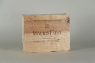 Baron Philippe de Rothschild, Mouton Cadet, Bordeaux, app. Bordeaux controlée, 1998. 3 bottles in ca