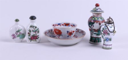 A lot consisting of snuff bottles, a lidded vase and a cup and saucer. China, 19/20th century.