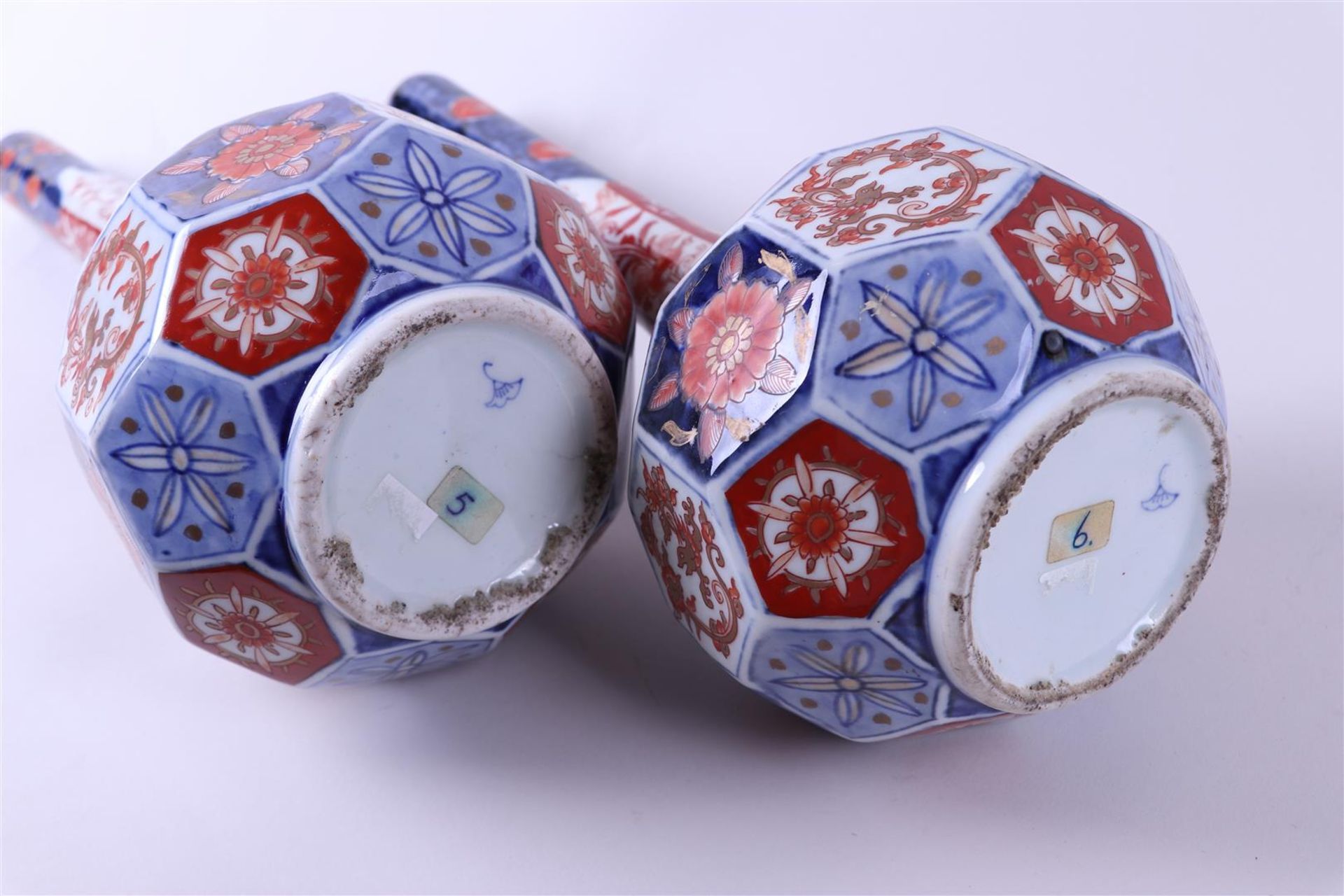 A pair of Imari pipe vases. Japan, 19th century.
 - Image 3 of 4