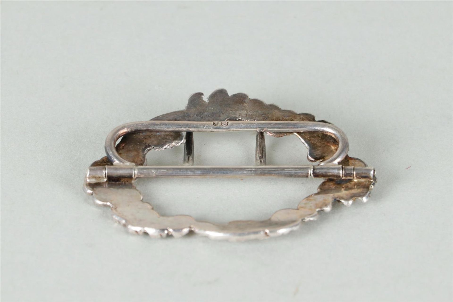 A lot consisting of a silver shoe buckle (19th century) and a bag handle.  - Image 3 of 6