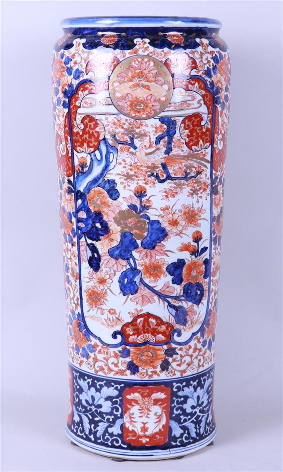 A large Imari umbrella stand with floral decor. Japan, 19th century.
