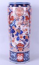 A large Imari umbrella stand with floral decor. Japan, 19th century.