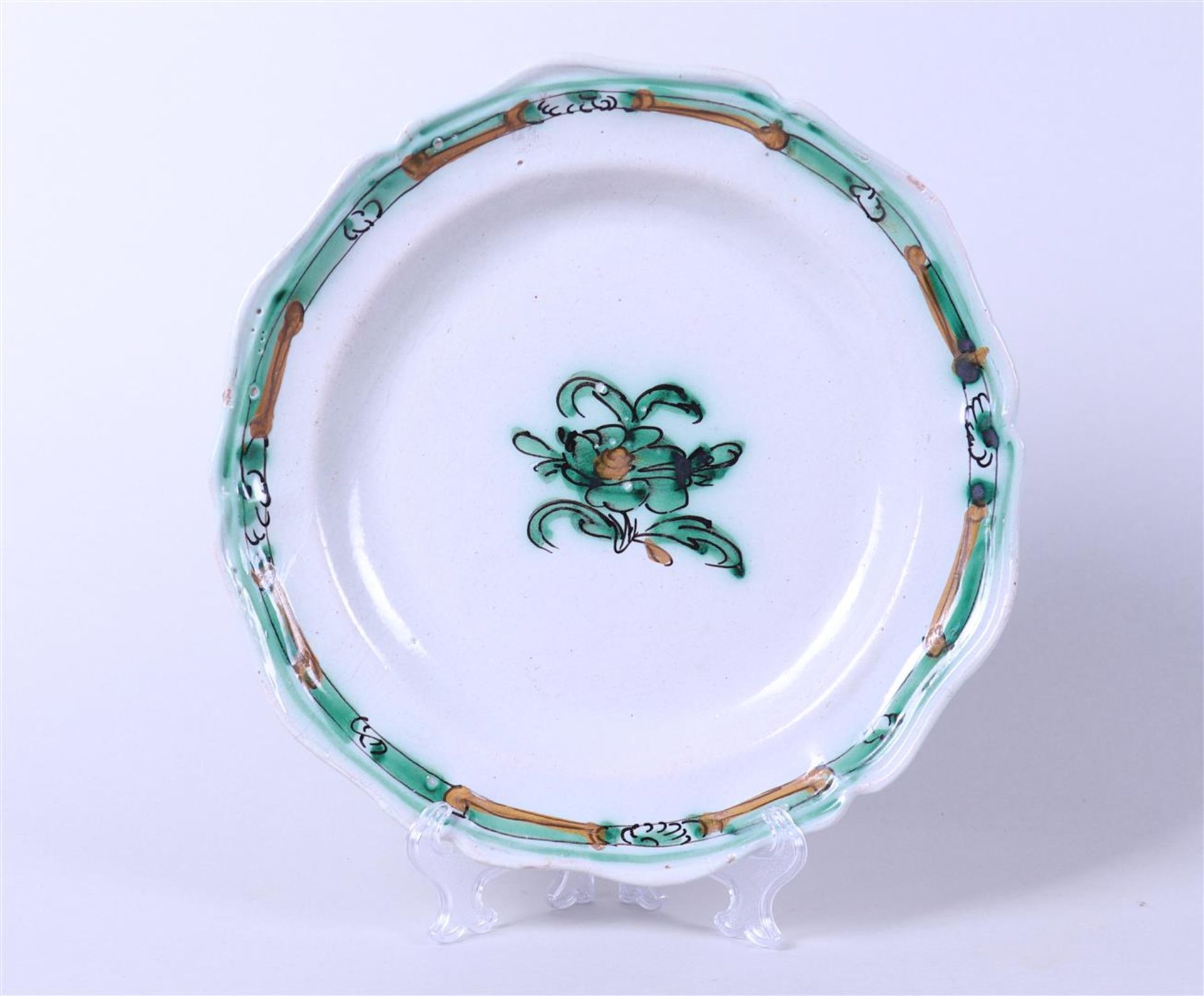 A fiance plate with floral décor