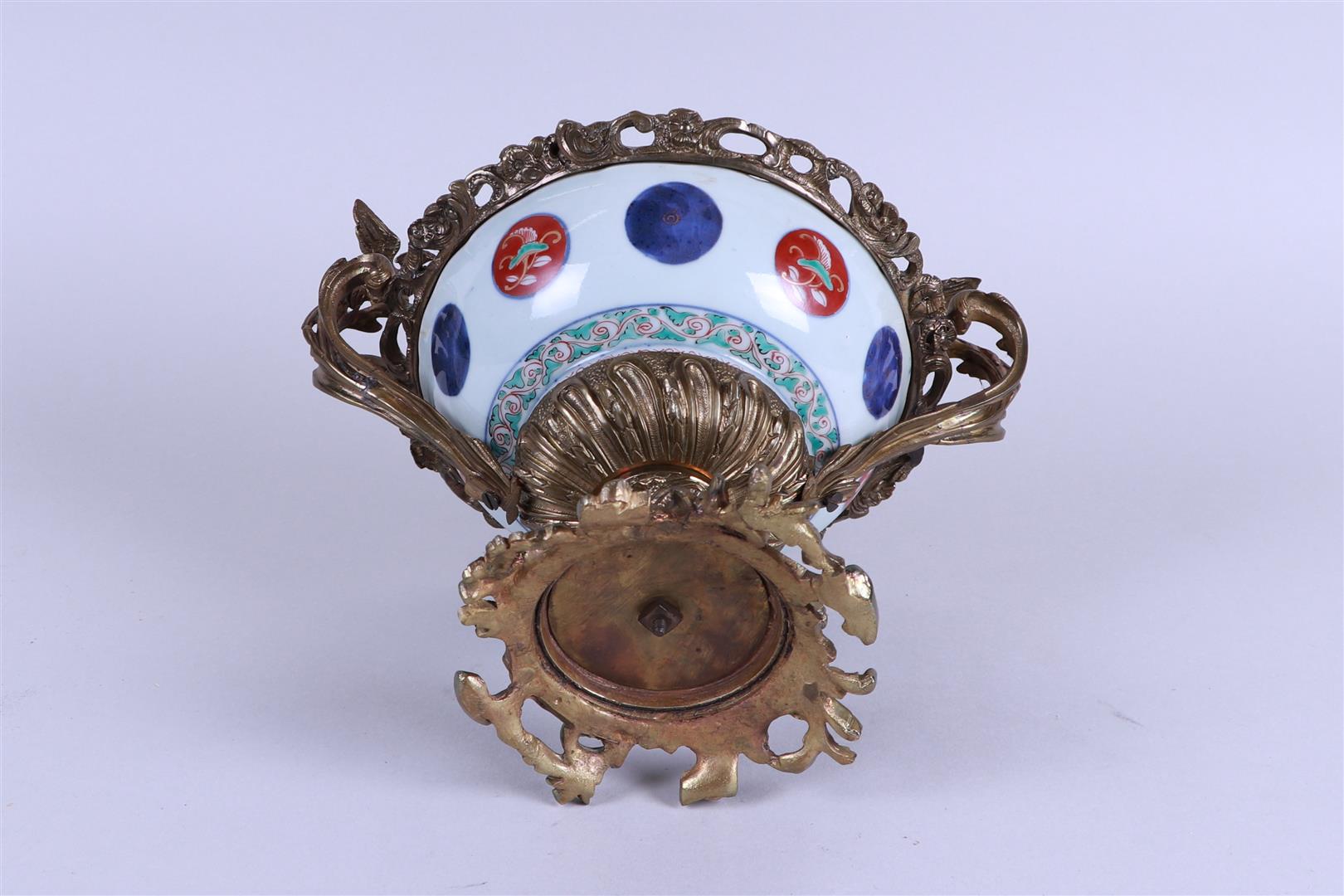 A Samson Imari bowl in bronze frame with phoenixes - Image 4 of 4