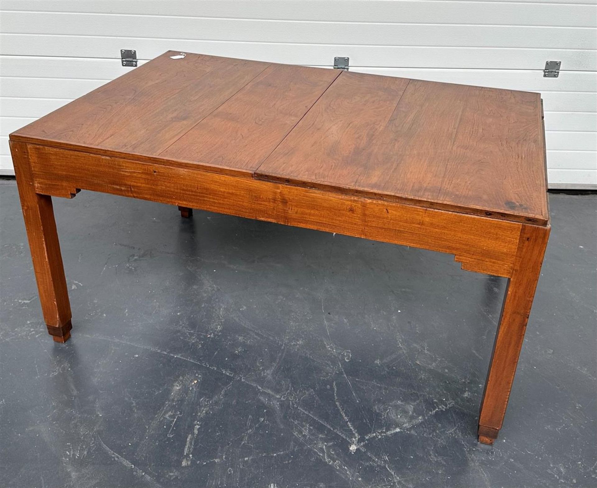 An oak 'Amsterdam School' dining table with extra top. ca. 1930.
 - Bild 2 aus 2