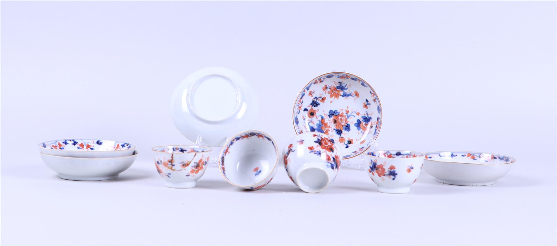 A lot of four Imari cups and saucers. China, 18th century.
