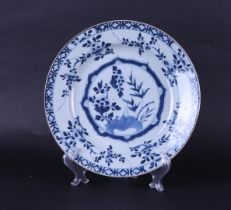 A porcelain dish with floral decoration in the center and with a diamond/box outer edge. China, Yong