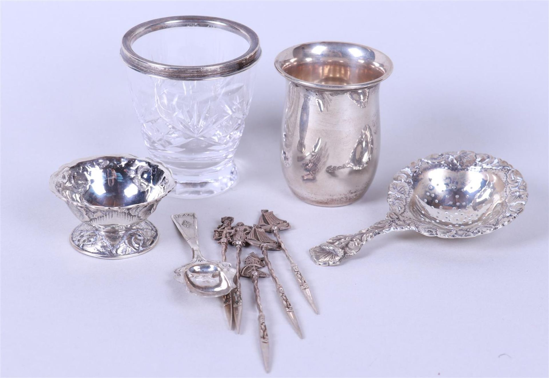 Lot of various silver. Consists of a tea strainer with holder, a spoon vase with 6 cocktail sticks, 
