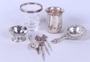 Lot of various silver. Consists of a tea strainer with holder, a spoon vase with 6 cocktail sticks, 