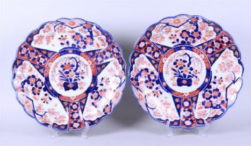 A set of two large Imari wall plates with flower basket decor. Japan, 19th century.
