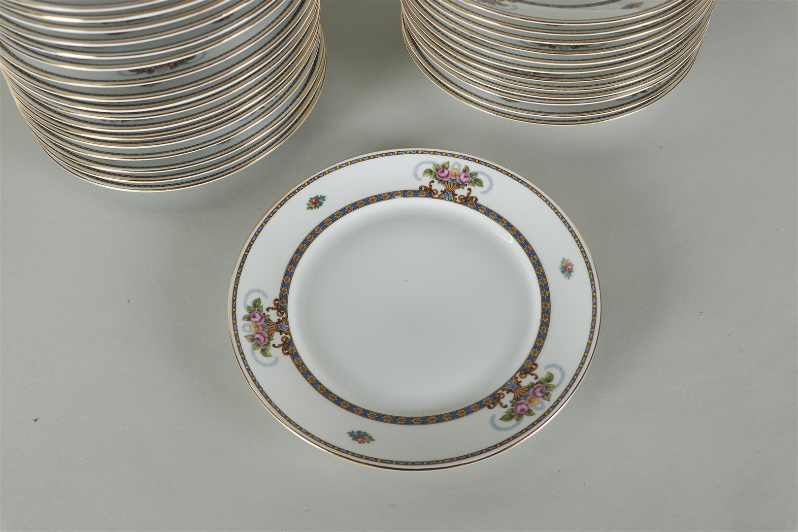An extensive dinner set with floral decoration.  - Image 2 of 5