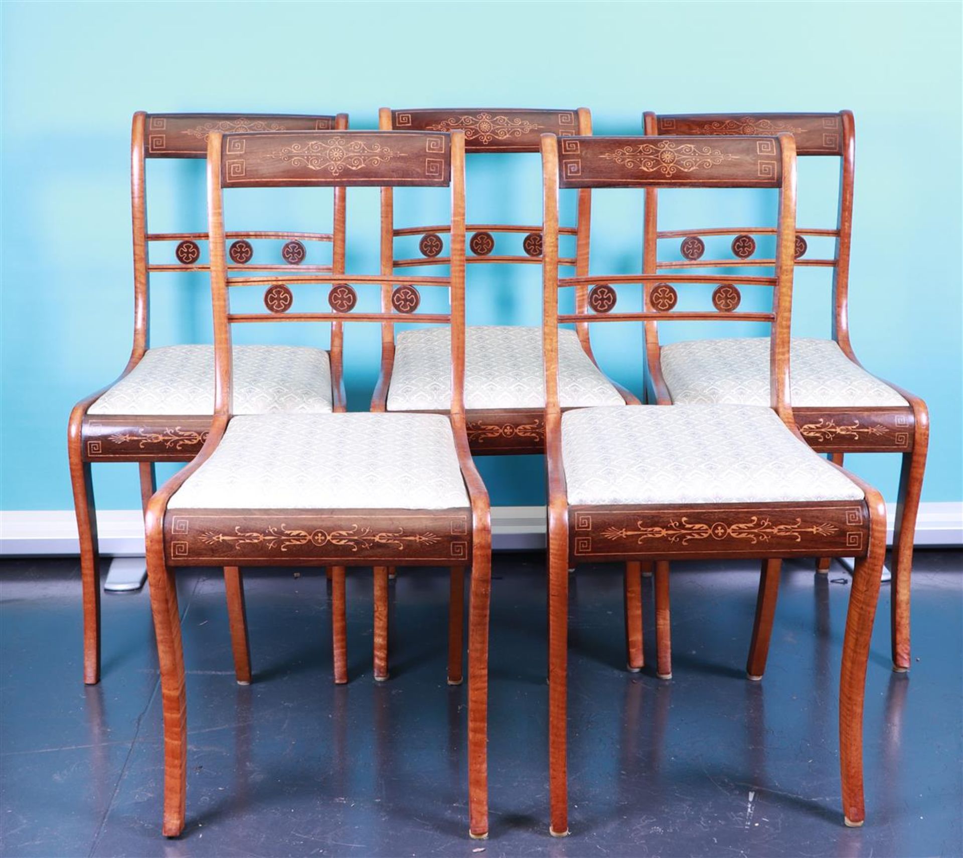 A lot consisting of (5) Charles X chairs with damask upholstery. Approx. 1825.
